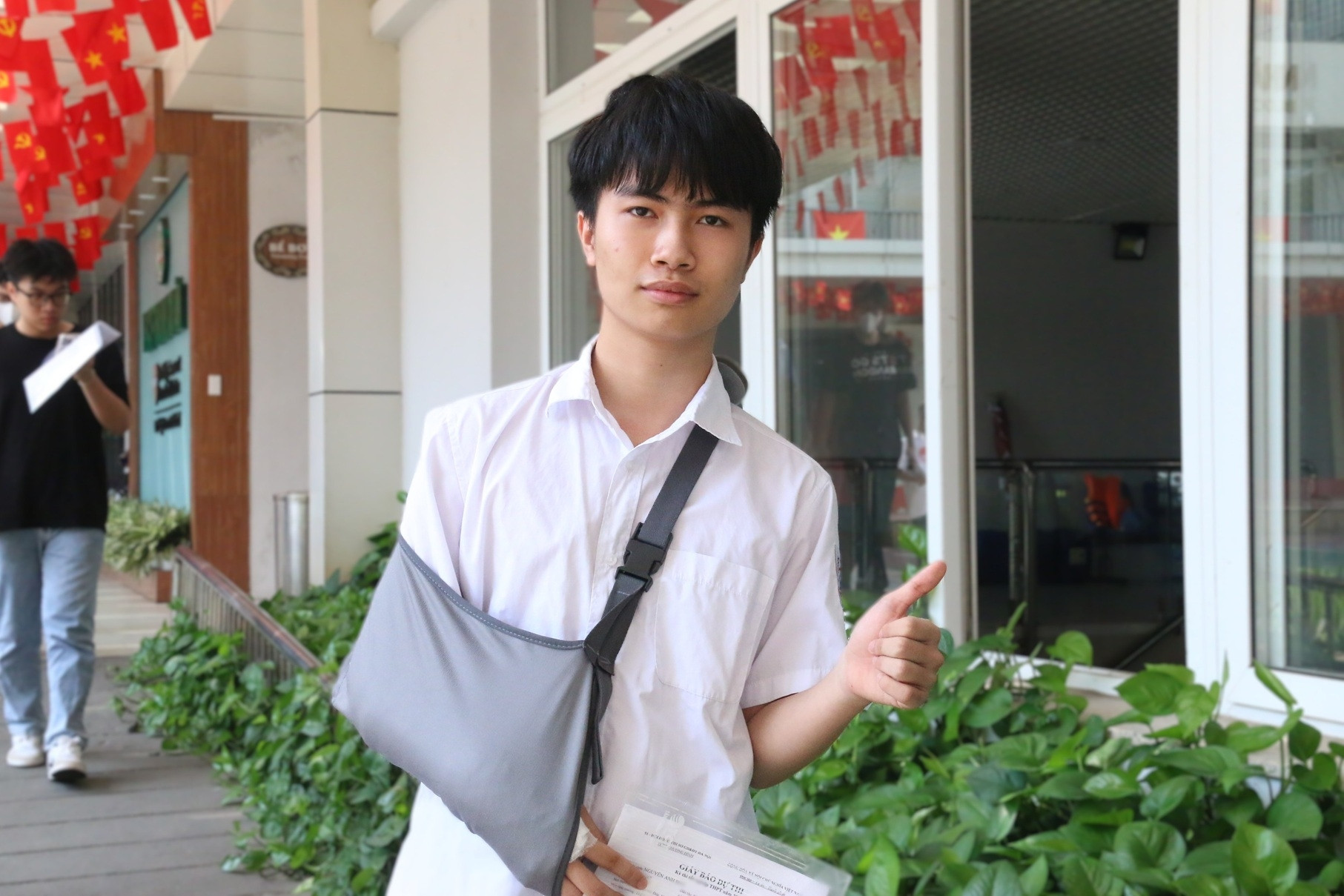 Đứt gân tay phải trước thềm thi tốt nghiệp THPT, nam sinh tỏ rõ tinh thần chiến binh