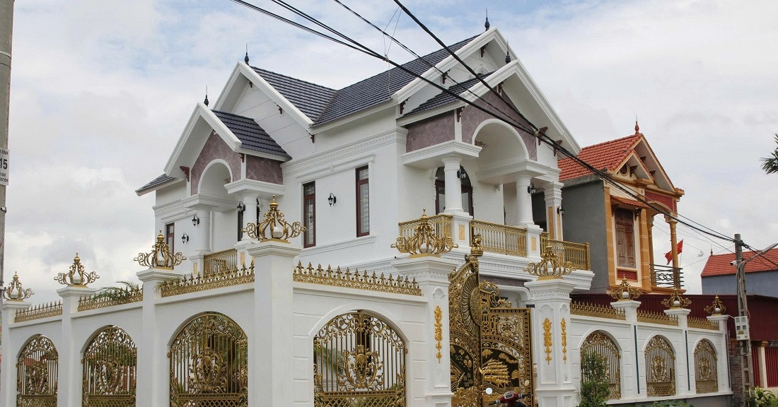 Hàng trăm cảnh sát vây bắt nhóm lừa đảo, hình ảnh nhà của đối tượng cầm đầu gây chú ý