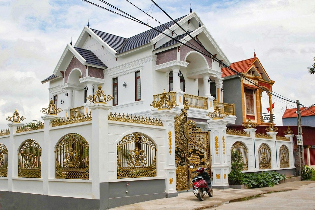 Hàng trăm cảnh sát vây bắt nhóm lừa đảo, hình ảnh nhà của đối tượng cầm đầu gây chú ý