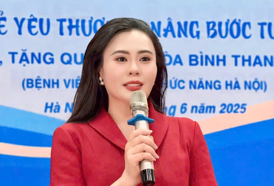 Hoa hậu Phan Kim Oanh xúc động nghị lực sống của em nhỏ nhiễm chất độc da cam