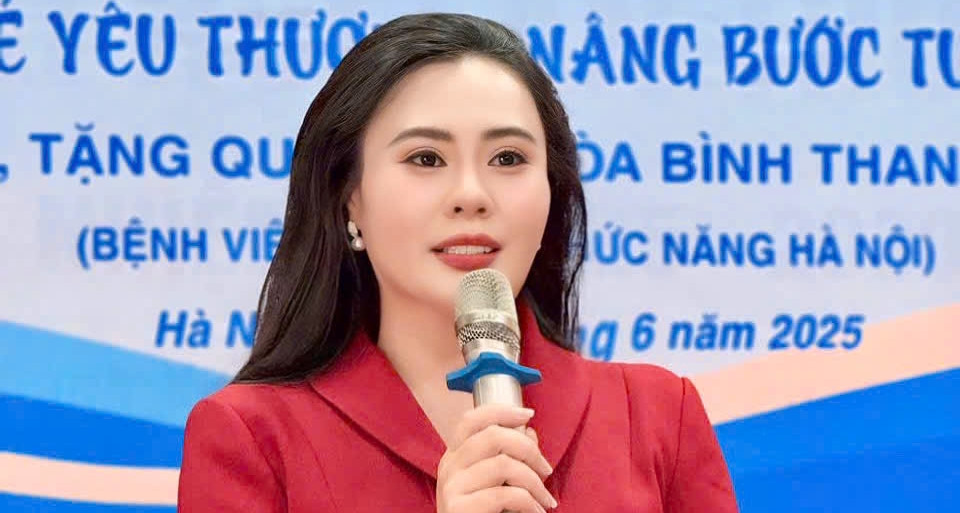 Hoa hậu Phan Kim Oanh xúc động nghị lực sống của em nhỏ nhiễm chất độc da cam
