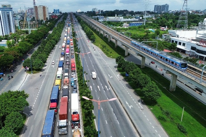 Kẹt xe từ sáng tới trưa, nghìn xe chôn chân ở cửa ngõ TPHCM