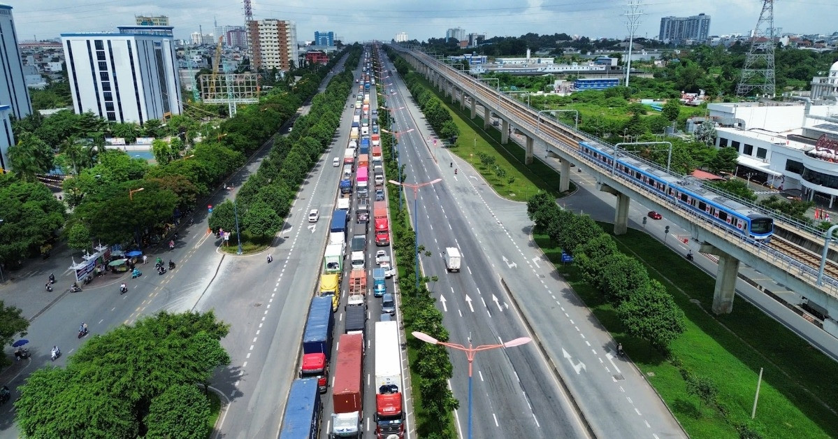 Kẹt xe từ sáng tới trưa, nghìn xe chôn chân ở cửa ngõ TPHCM