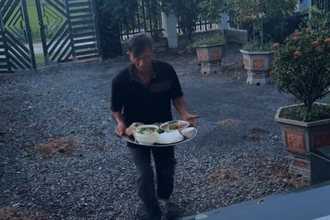 Không kịp về đám giỗ, con dâu nghẹn ngào khi bố chồng bê cả mâm cỗ sang nhà