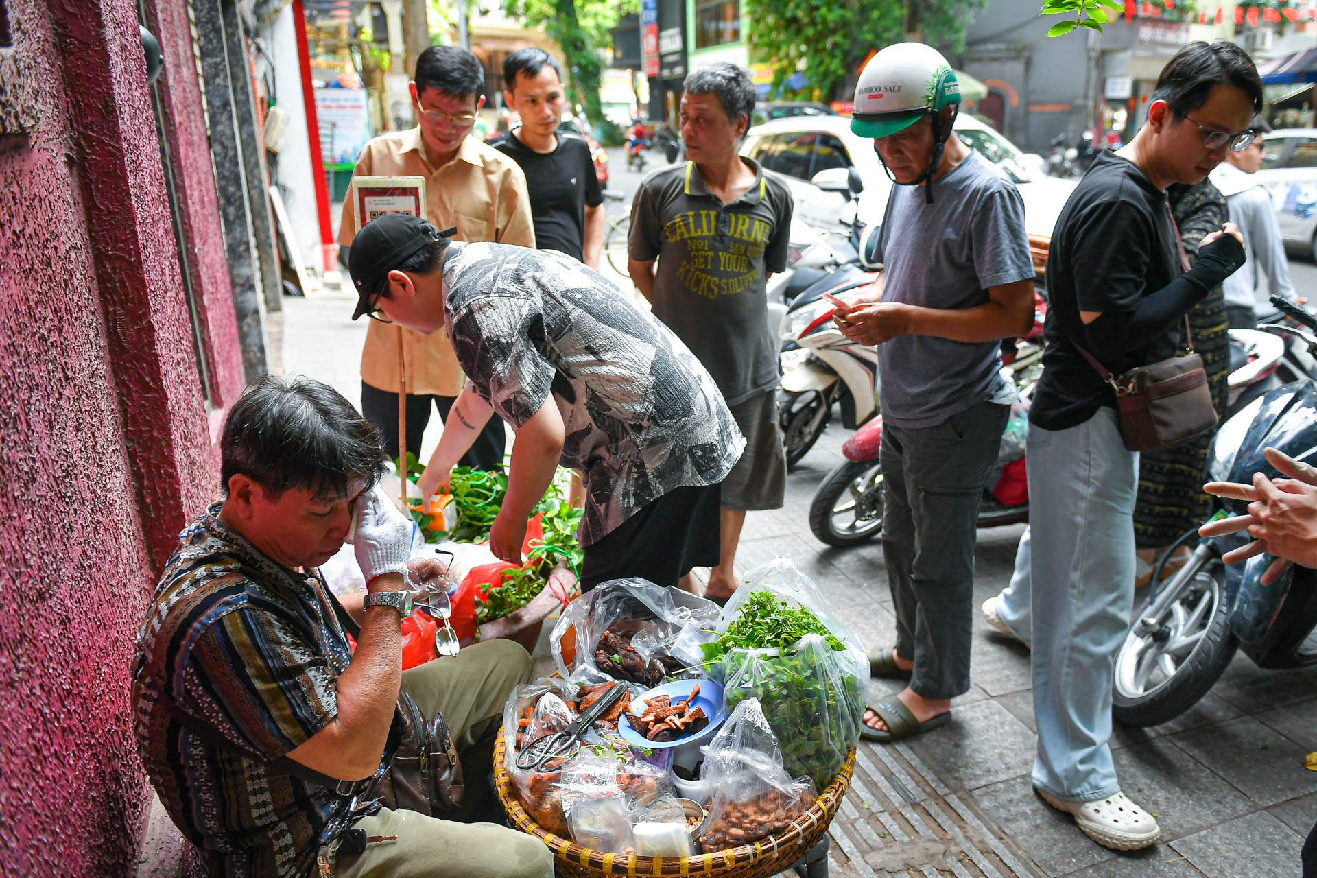 Món nộm tên lạ ăn kèm nội tạng bò, giá cao, khách vây kín vỉa hè Hà Nội chờ mua