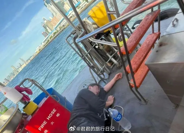 Nam ca sĩ Khương Đào rơi xuống biển ảnh 1