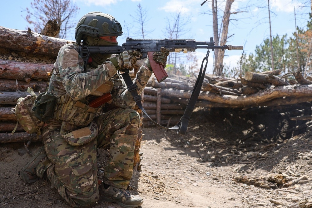 Nga gây sức ép lên hậu cần Ukraine ở Chasiv Yar, tập kích kho UAV trong sân bay