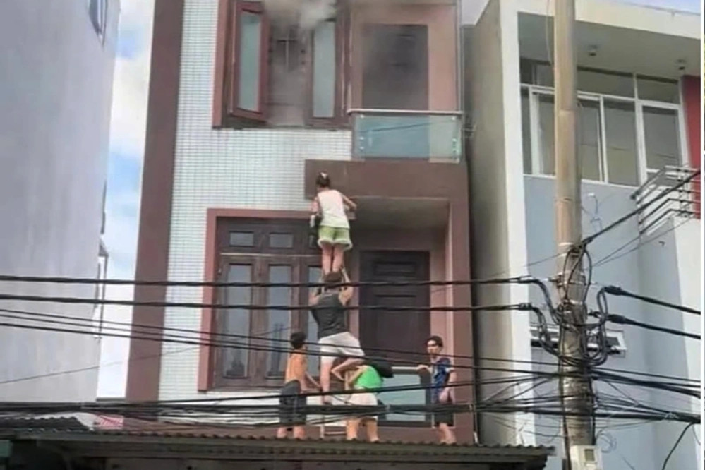 Nhà 5 tầng ở Hà Nội bất ngờ cháy dữ dội, bốn người leo mái hiên để thoát thân