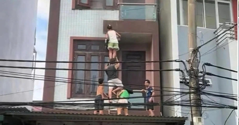 Nhà 5 tầng ở Hà Nội bất ngờ cháy dữ dội, bốn người leo mái hiên để thoát thân