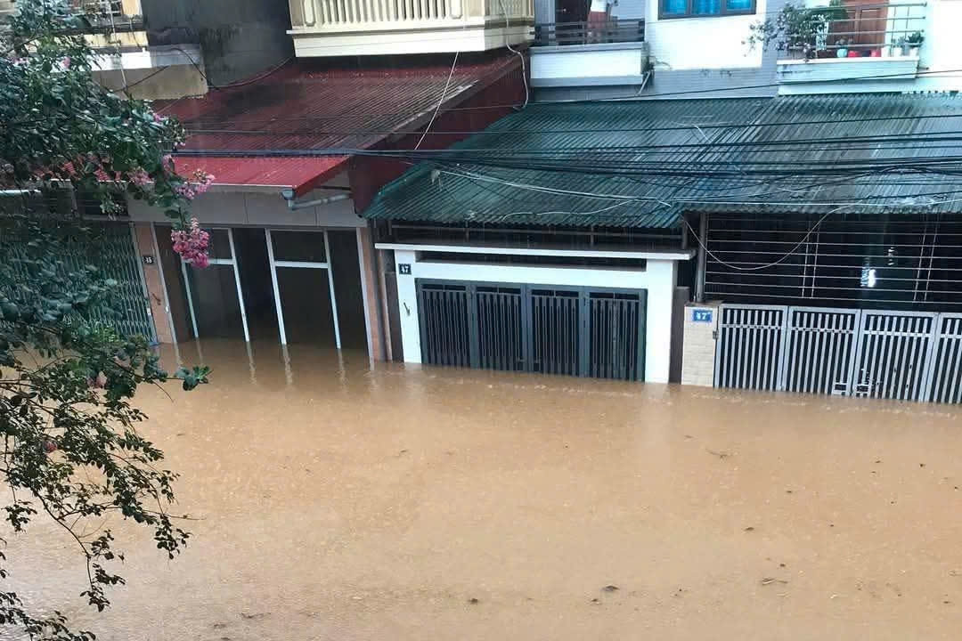 Nhà dân ở thành phố Yên Bái ngập 1m sau mưa lớn