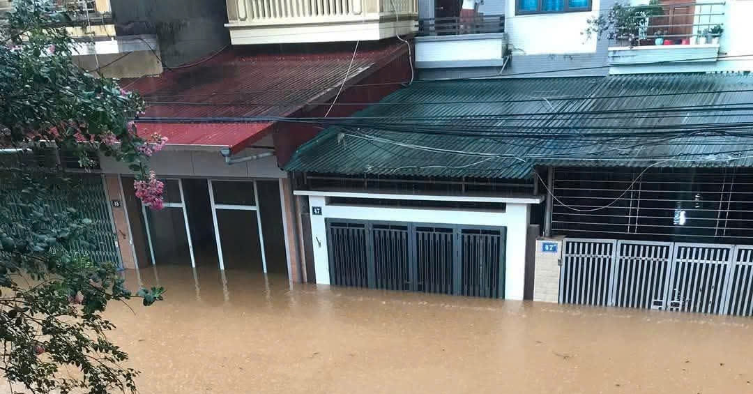 Nhà dân ở thành phố Yên Bái ngập 1m sau mưa lớn