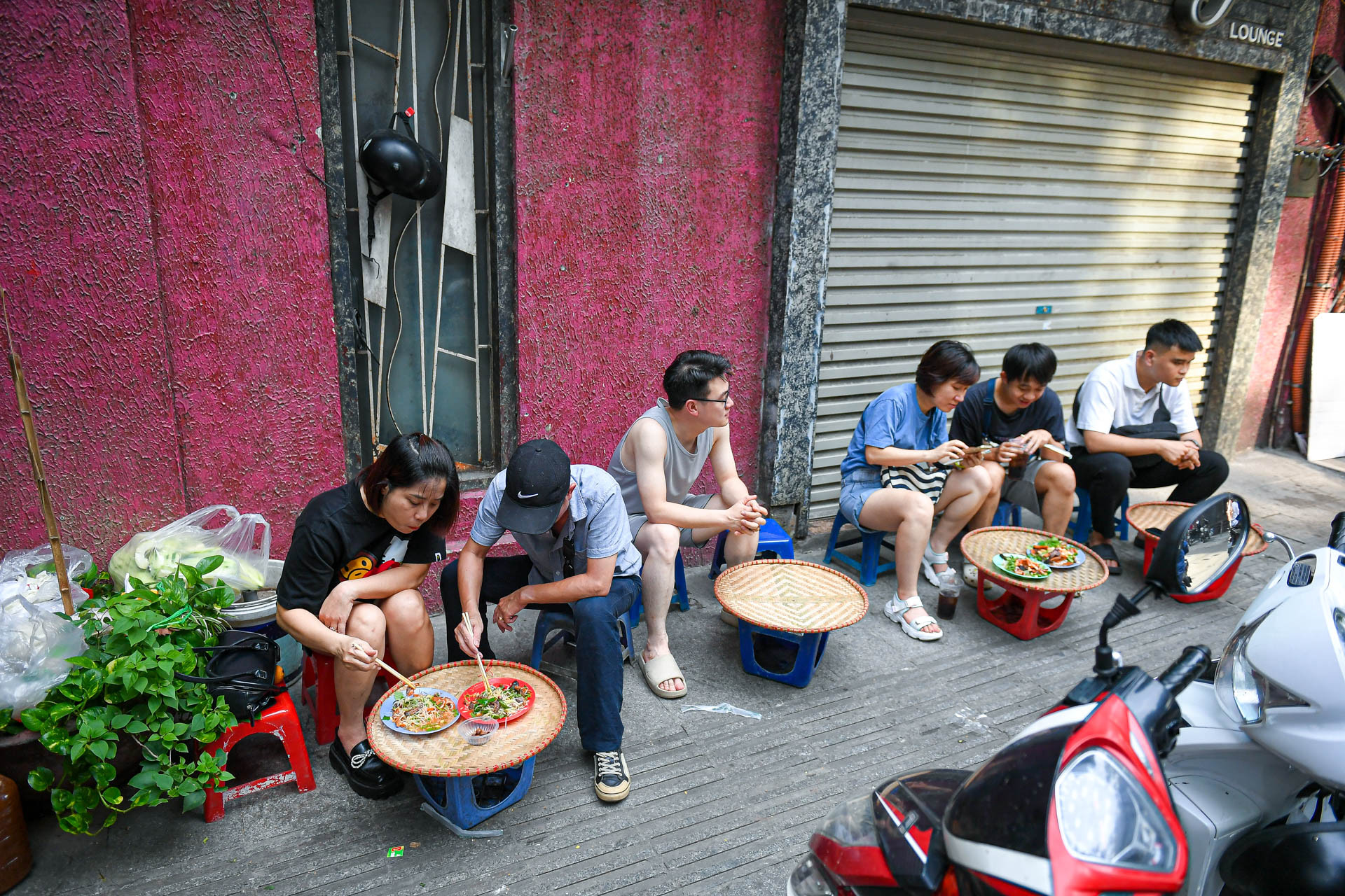 Món nộm tên lạ ăn kèm nội tạng bò, giá cao, khách vây kín vỉa hè Hà Nội chờ mua