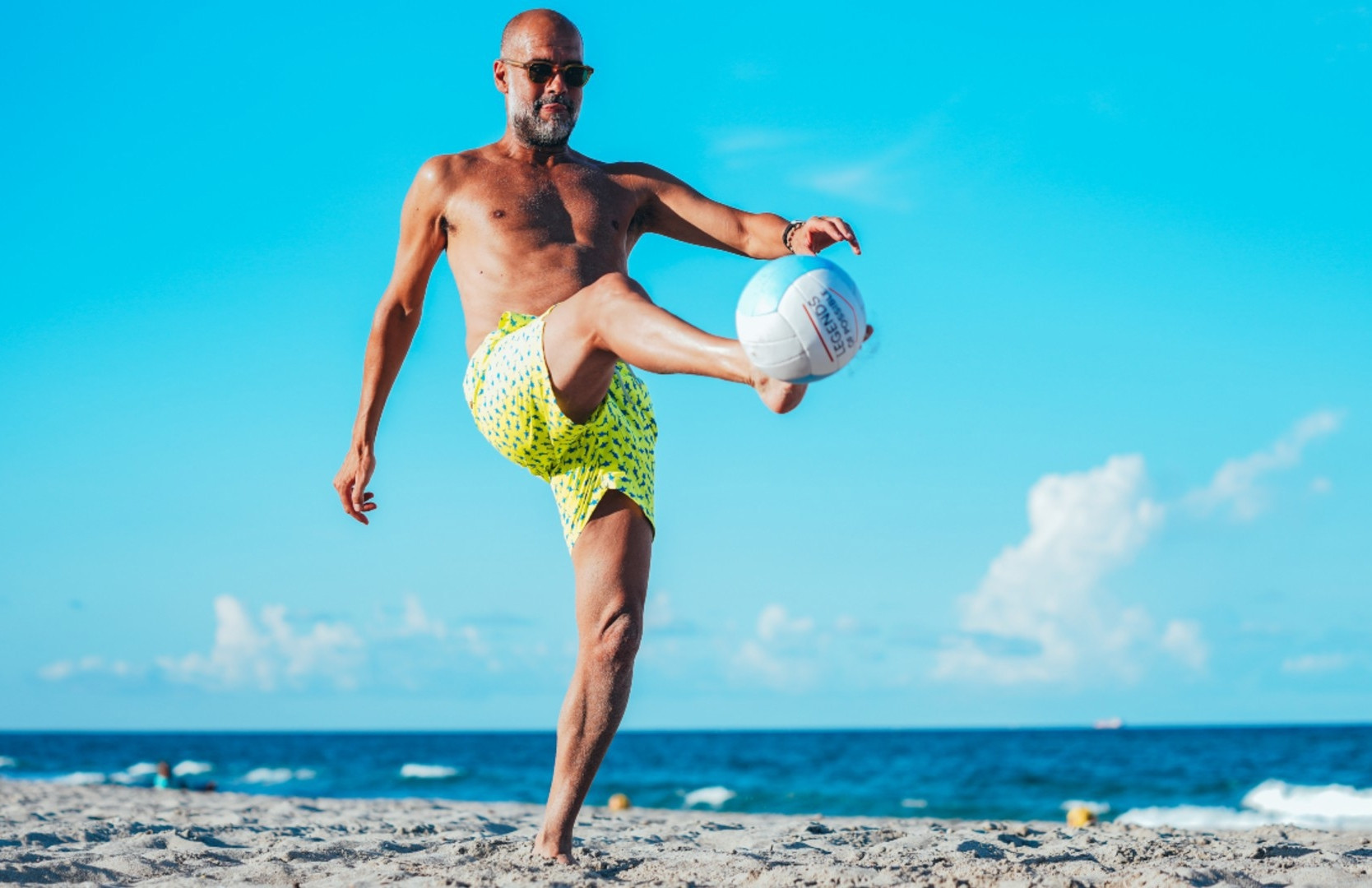 Pep Guardiola biểu diễn bóng điêu luyện ở tuổi 54