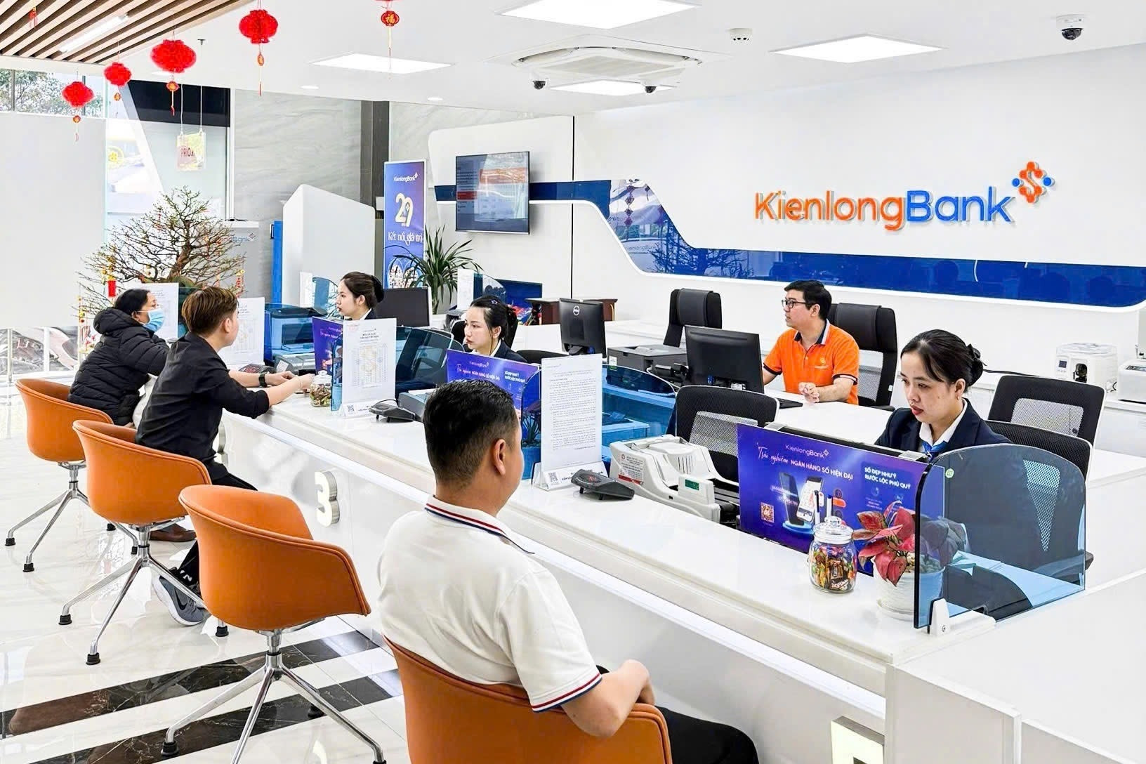‘Siêu bão quà tặng’ 8 tỷ đồng mừng sinh nhật 30 năm KienlongBank