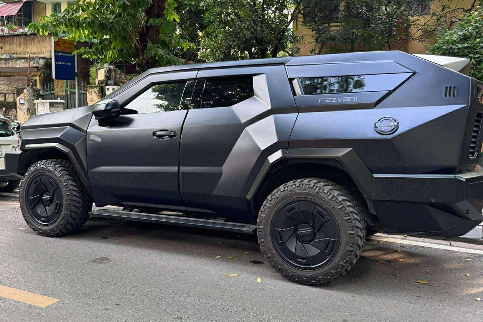 Siêu SUV Rezvani Vengeance giá 8 tỷ về Việt Nam: Như xe quân sự, độ từ Cadillac
