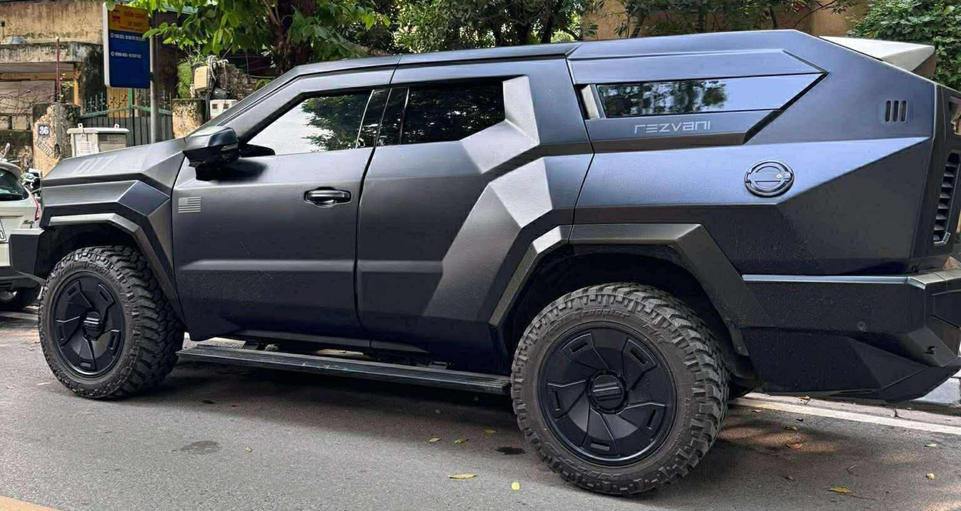 Siêu SUV Rezvani Vengeance giá 8 tỷ về Việt Nam: Như xe quân sự, độ từ Cadillac