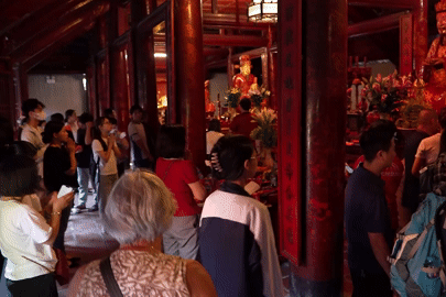Thí sinh đội nắng 30km đến Văn Miếu cầu may, phụ huynh rơi nước mắt vì lo lắng