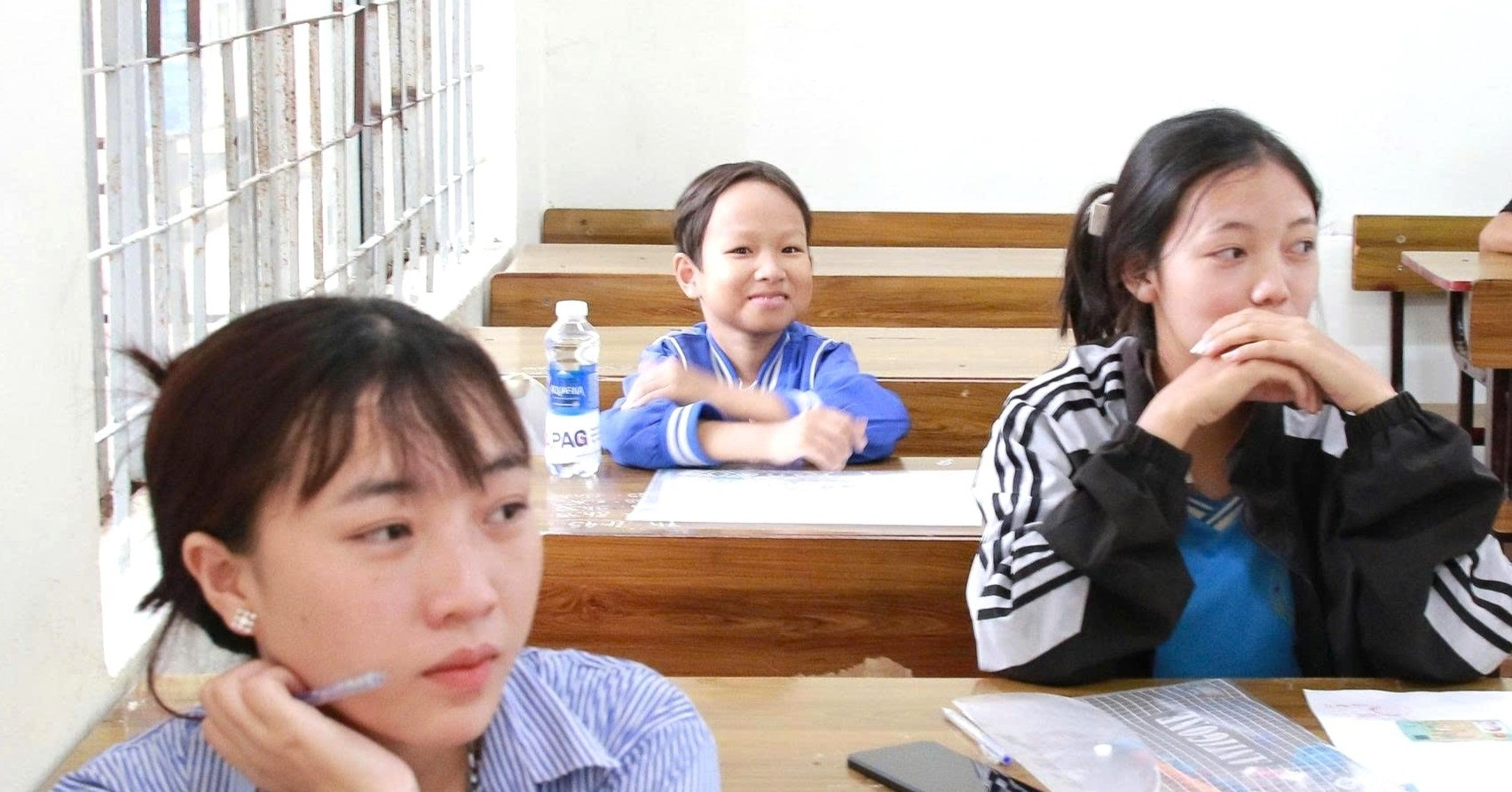 Thí sinh 'tí hon' bị nhầm là học sinh tiểu học lạc vào phòng thi tốt nghiệp THPT