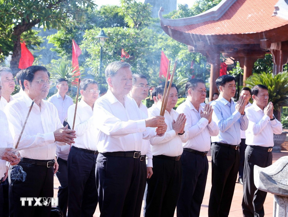 tong bi thu to lam den tho bac ho tai quang binh 6.jpg