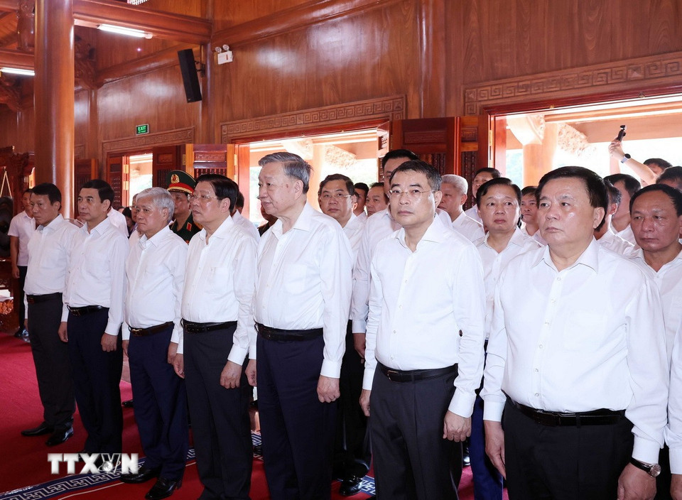 tong bi thu to lam den tho bac ho tai quang binh 7.jpg