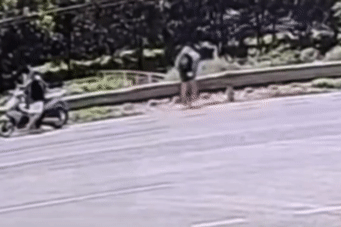 Vượt rào chắn cùng bạn gái, nam thanh niên 21 tuổi bị tàu hỏa tông tử vong