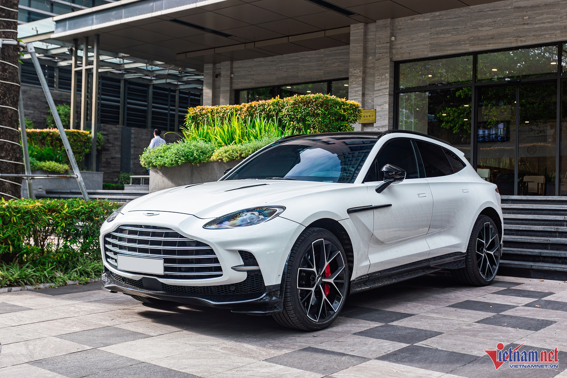 W-aston martin 1.jpg