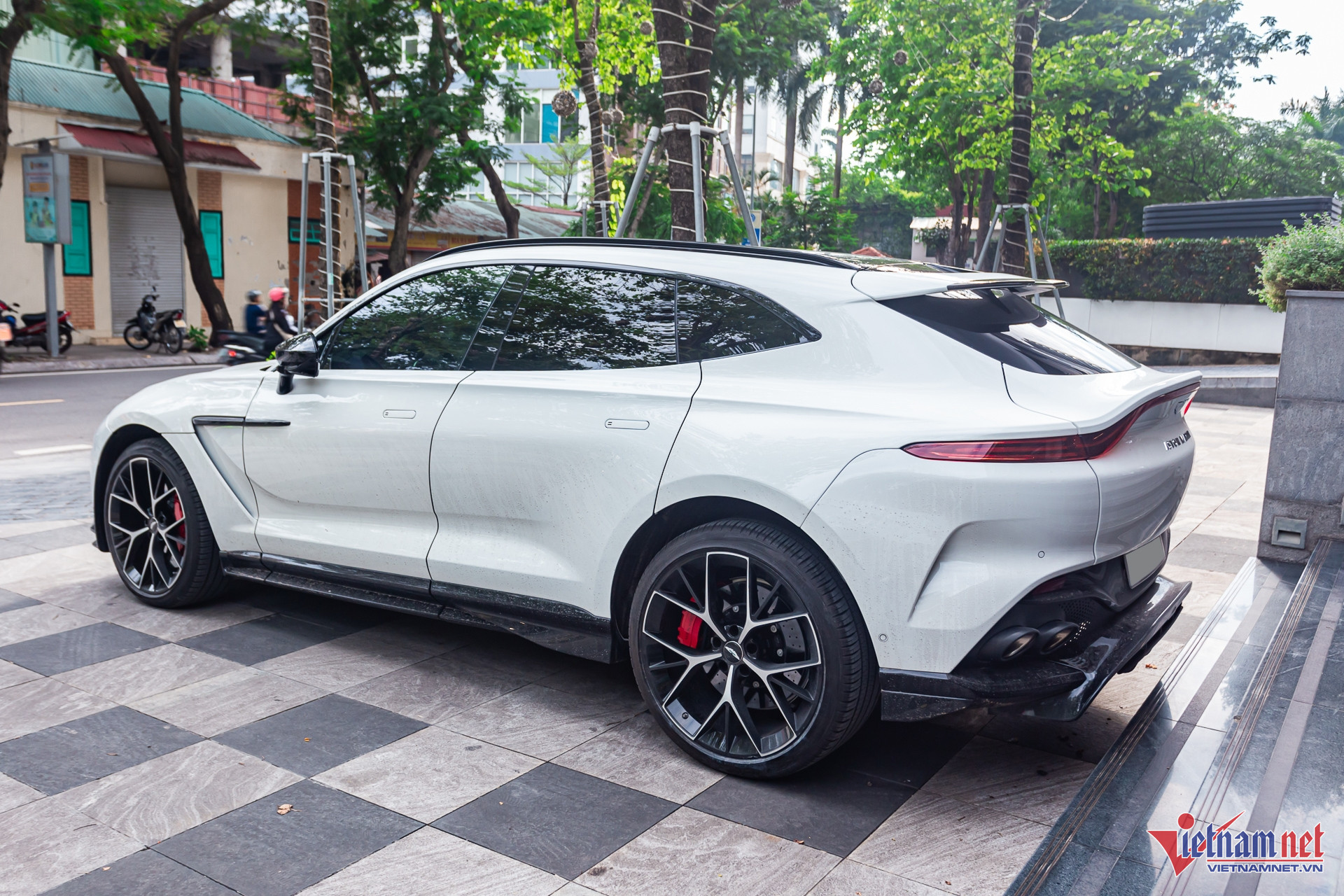 W-aston martin 11.jpg