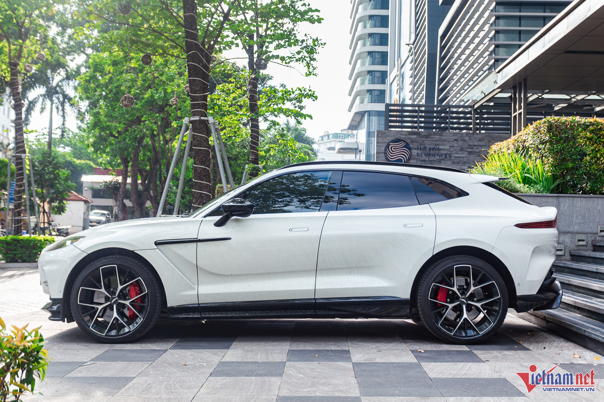 W-aston martin 2.jpg