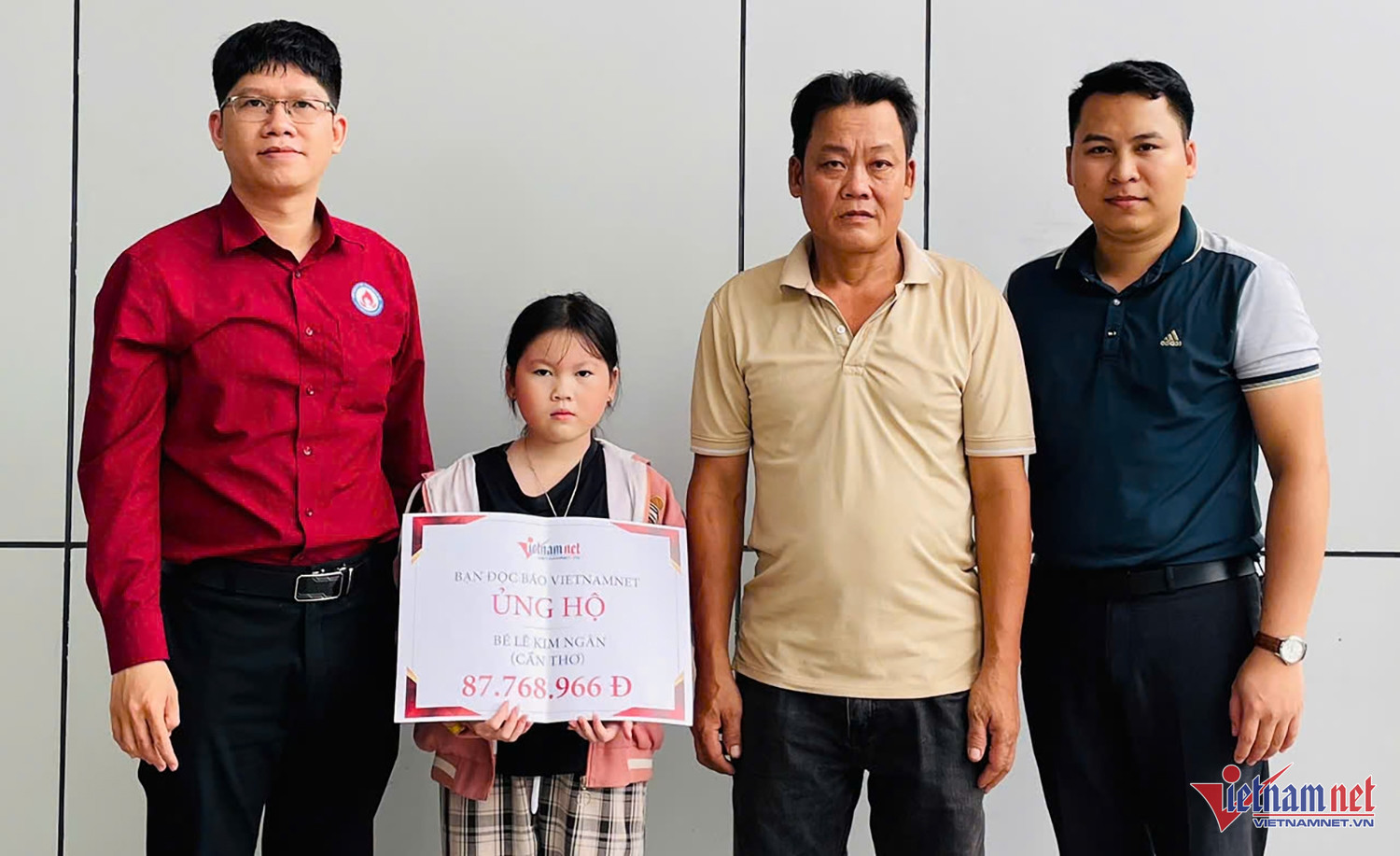 W-trao tiền bé ngân.jpg