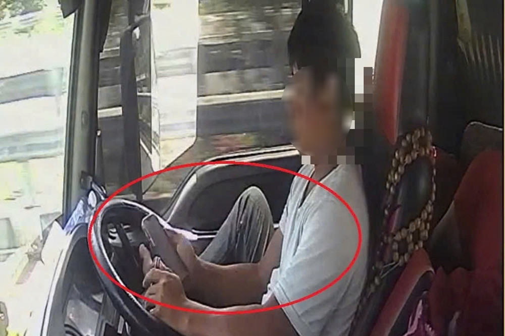 'Check var' buồng lái, phát hiện tài xế ô tô tay lướt Tiktok vẫn phóng 80km/h