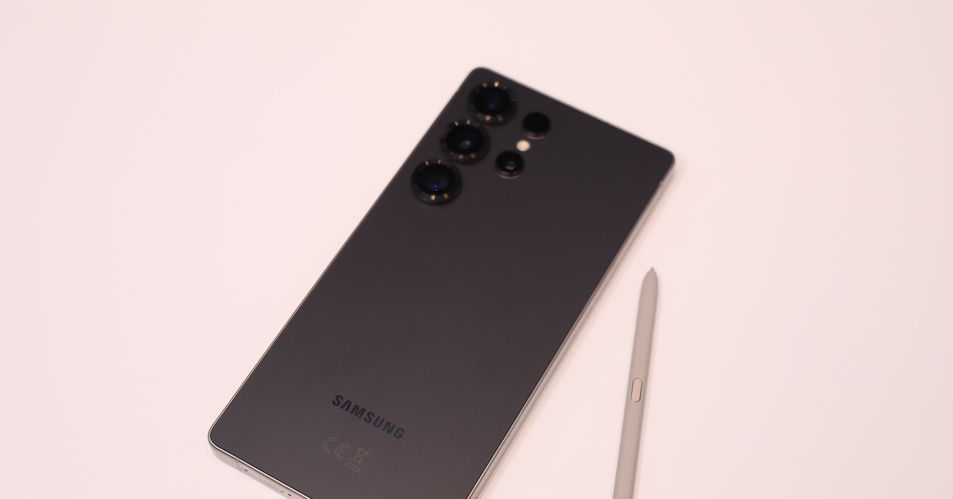 Bất ngờ được G-Dragon chia sẻ video, fan Việt tiết lộ ‘vũ khí’ ghi hình