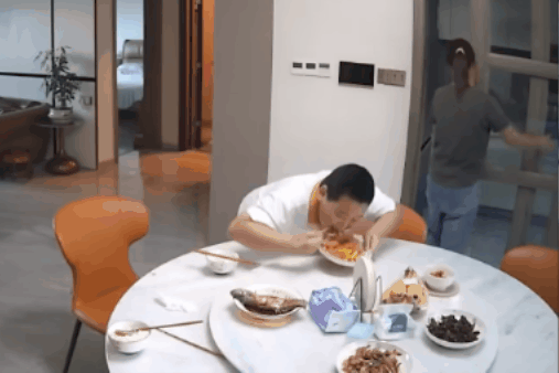 Cả nhà bỏ chạy vì động đất, cậu bé vẫn cố ăn vài miếng khiến dân mạng bật cười