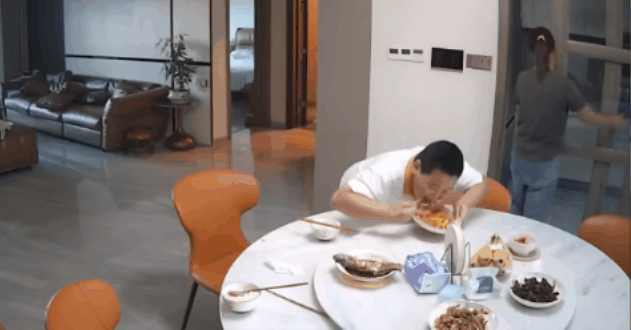 Cả nhà bỏ chạy vì động đất, cậu bé vẫn cố ăn vài miếng khiến dân mạng bật cười