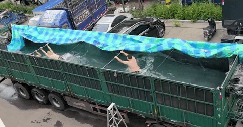 Cách giải nhiệt 'bá đạo' của các tài xế trên thùng container