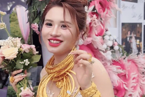 Cô dâu Tiền Giang đeo vàng kín cổ trong ngày cưới, màn trao quà kéo dài 30 phút