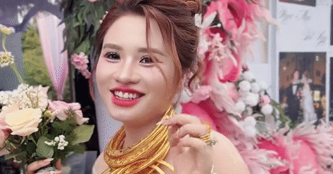 Cô dâu Tiền Giang đeo vàng kín cổ trong ngày cưới, màn trao quà kéo dài 30 phút