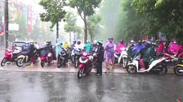 Phụ huynh, tình nguyện viên dầm cả trận mưa đợi thí sinh thi tốt nghiệp THPT