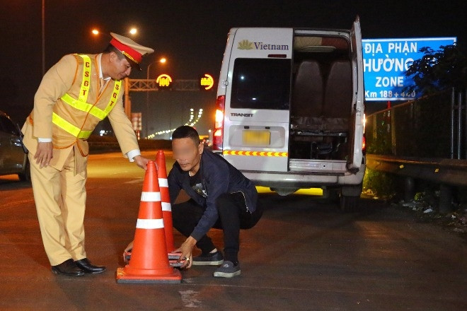 Đang lái xe trên cao tốc thì buồn ngủ, tài xế phải làm gì?