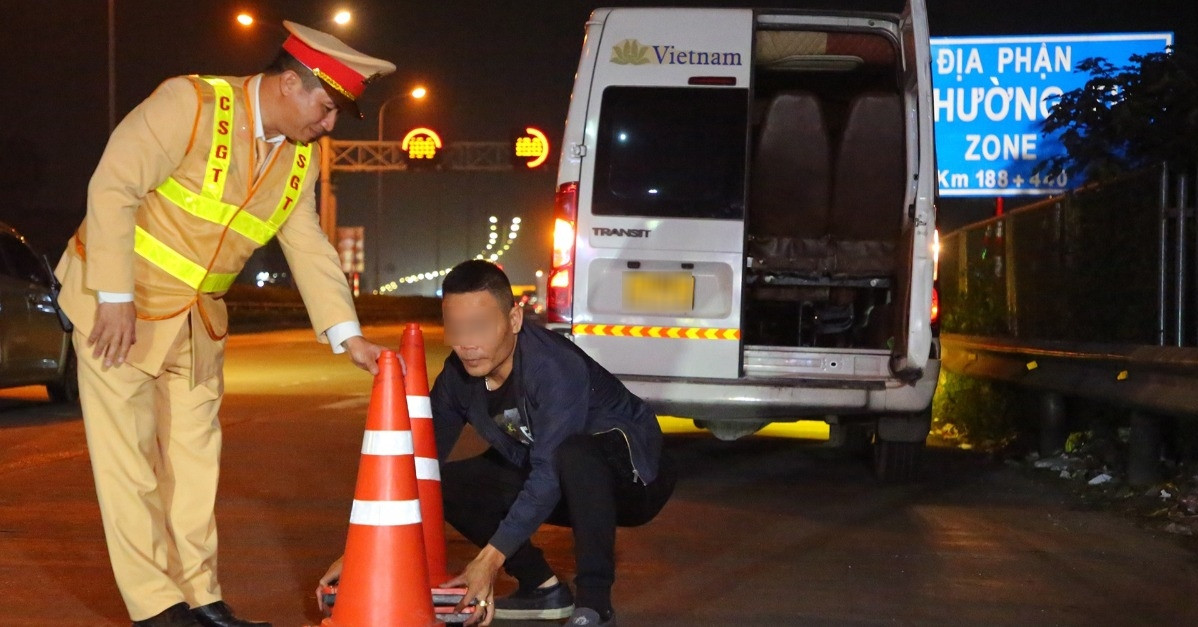 Đang lái xe trên cao tốc thì buồn ngủ, tài xế phải làm gì?