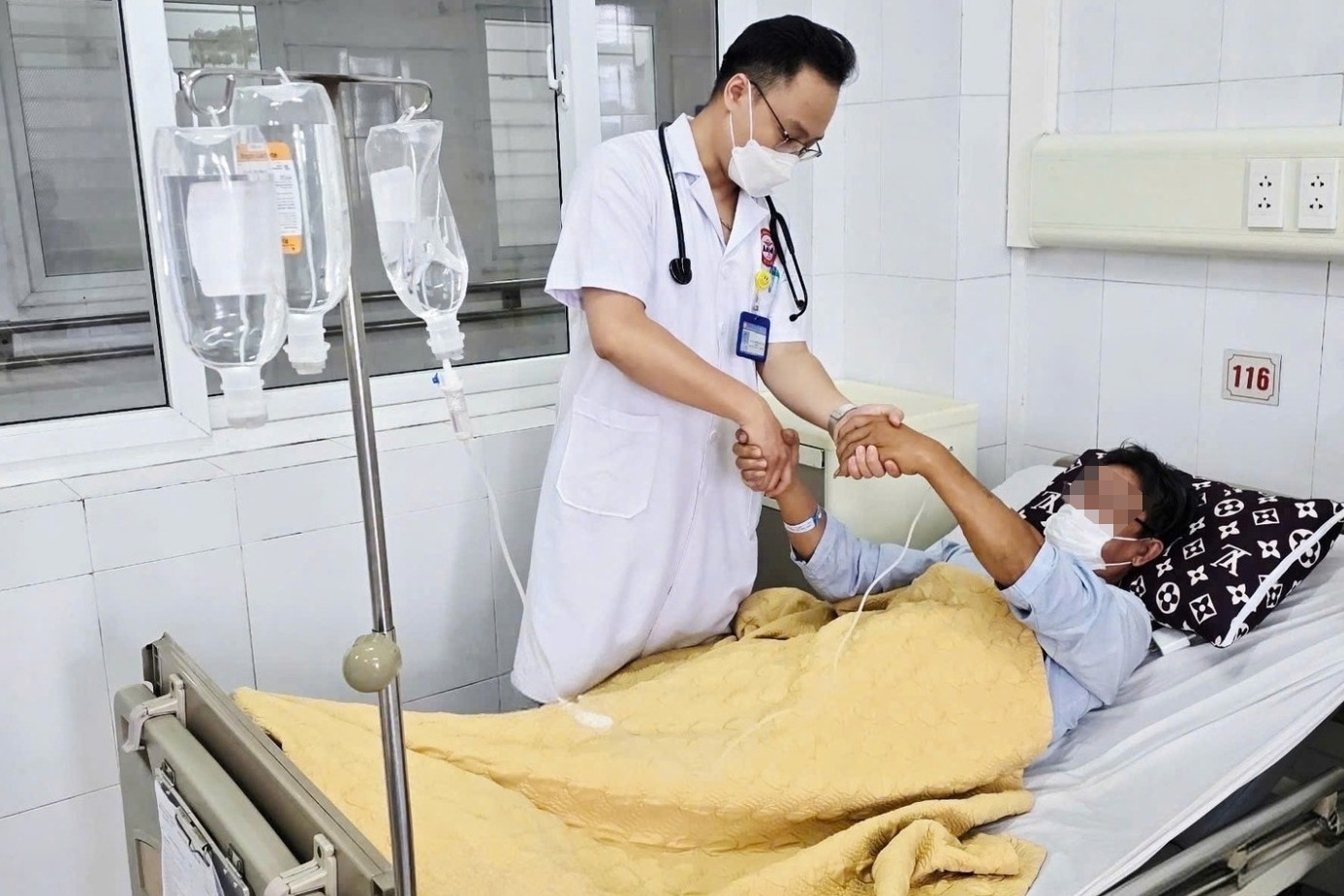 Đi cấp cứu lúc rạng sáng sau bữa ăn hải sản