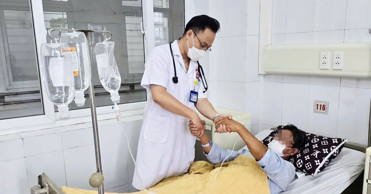 Đi cấp cứu lúc rạng sáng sau bữa ăn hải sản