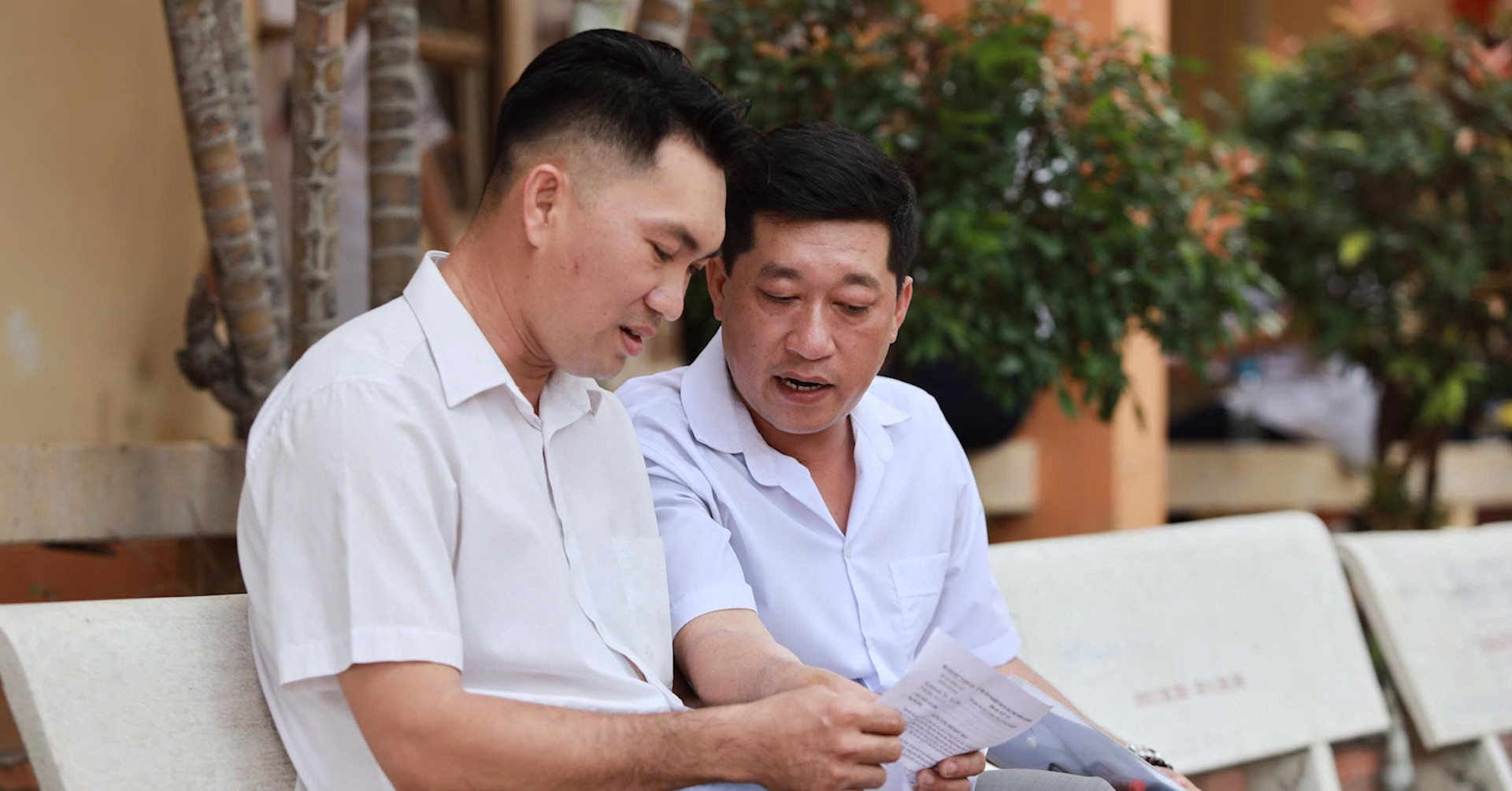 Đôi bạn 40 tuổi quyết tâm thi tốt nghiệp THPT để con nhìn vào mà phấn đấu