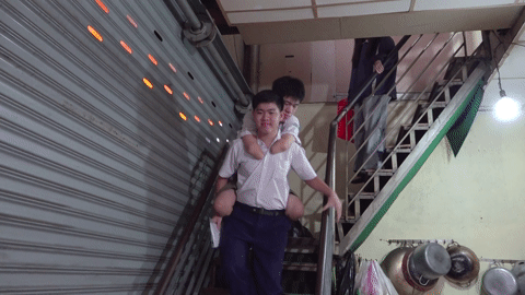 Cụt tứ chi, sĩ tử tại TPHCM vẫn quyết tâm tự viết bài thi môn Văn