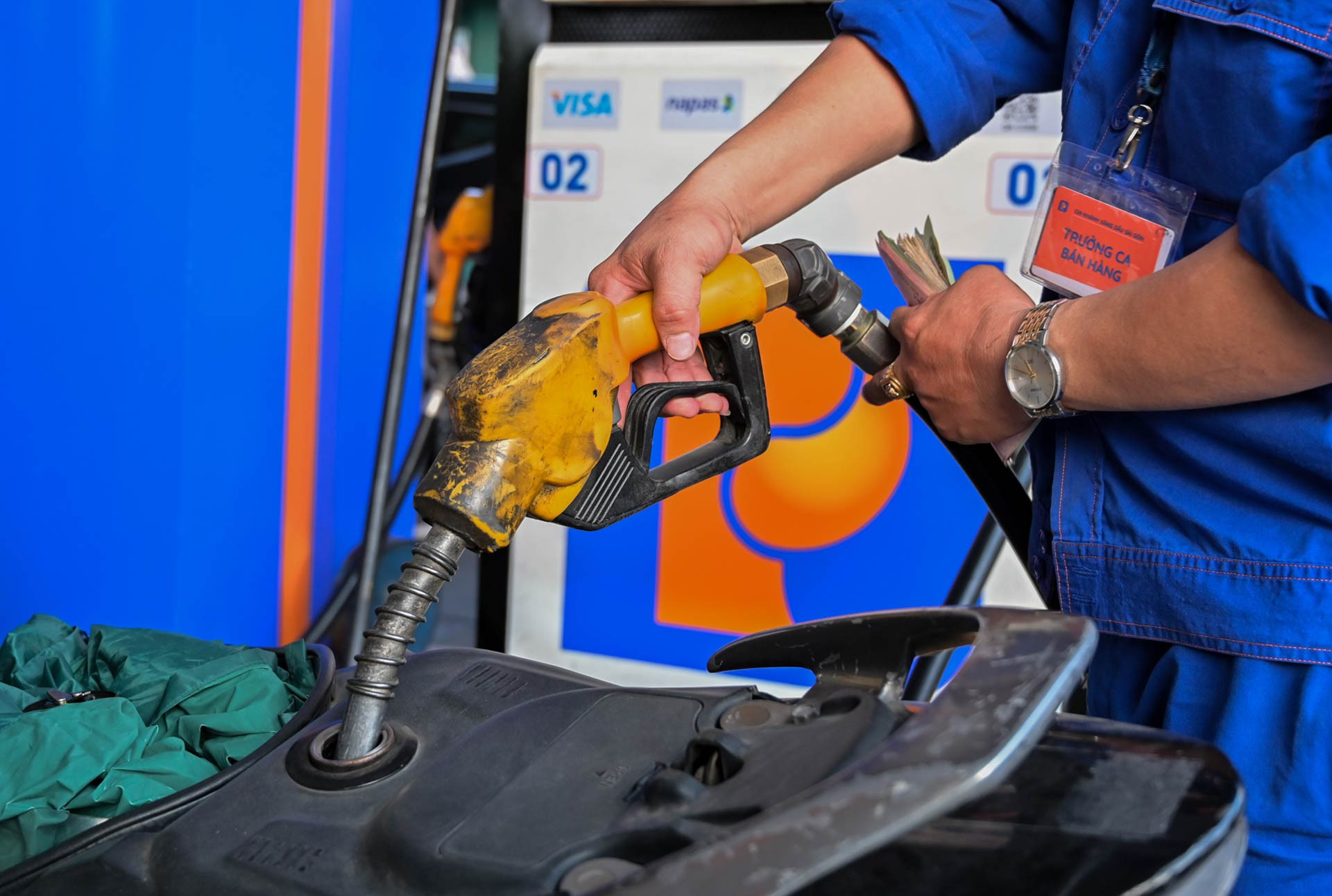 gia xang nguyen hue 3 37245.jpg