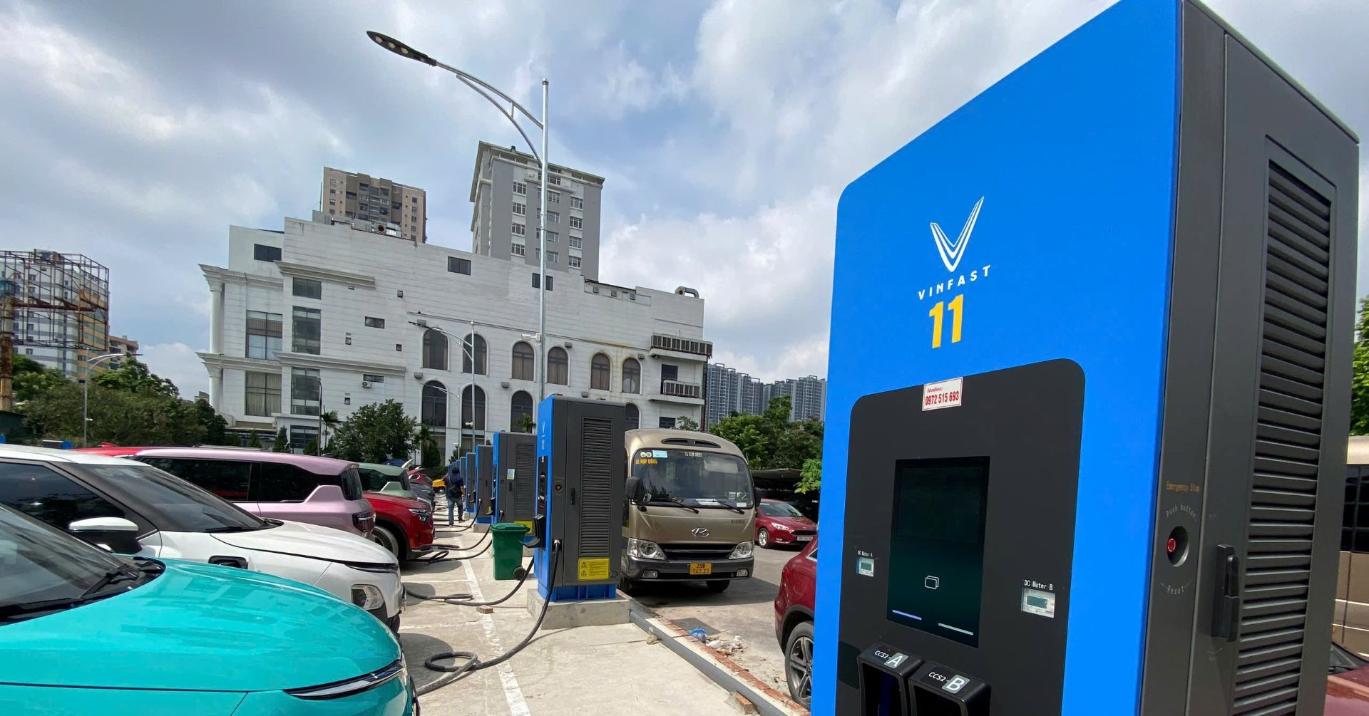 Hà Nội: V-Green mở trạm sạc siêu nhanh quy mô lớn đầu tiên tại Cầu Giấy