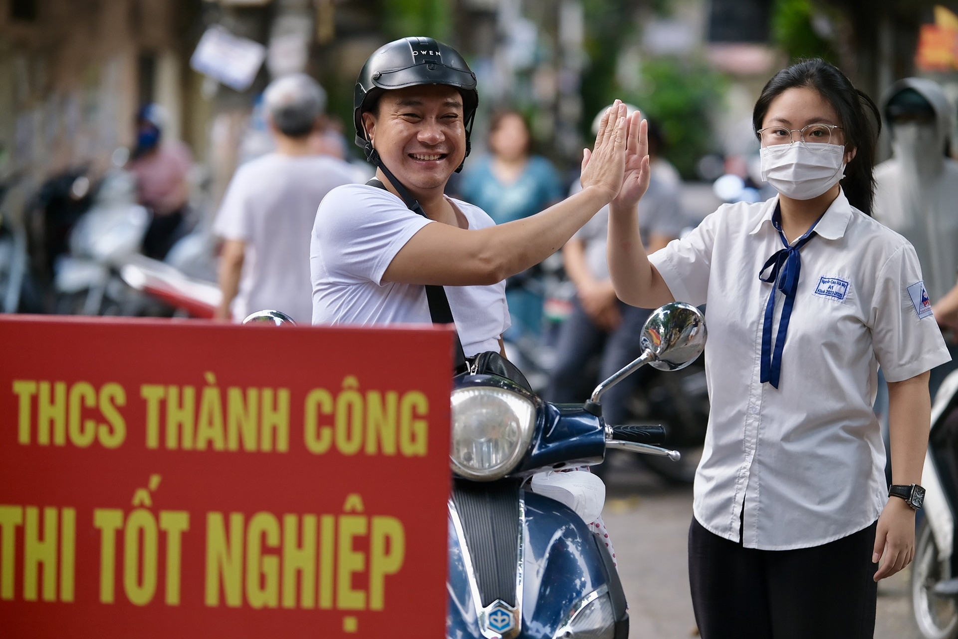 Hơn 1,1 triệu thí sinh thi tốt nghiệp THPT 2025, tò mò đề Văn theo chương trình mới