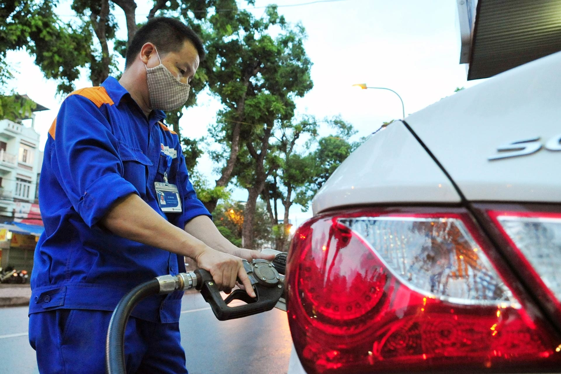 Giá xăng RON 95 leo thang, tiến sát mốc 22.000 đồng/lít