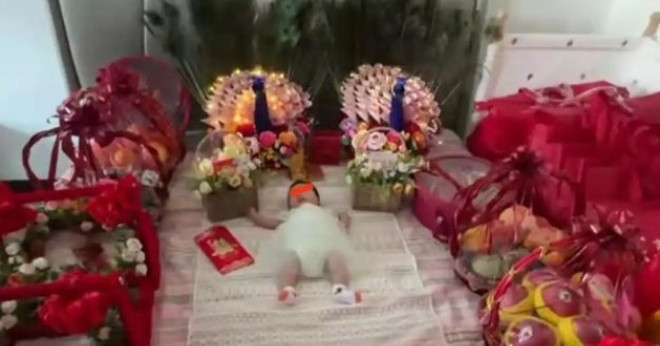Mẹ trẻ gây tranh cãi vì trang trí tiệc đầy tháng cho con kiểu không giống ai
