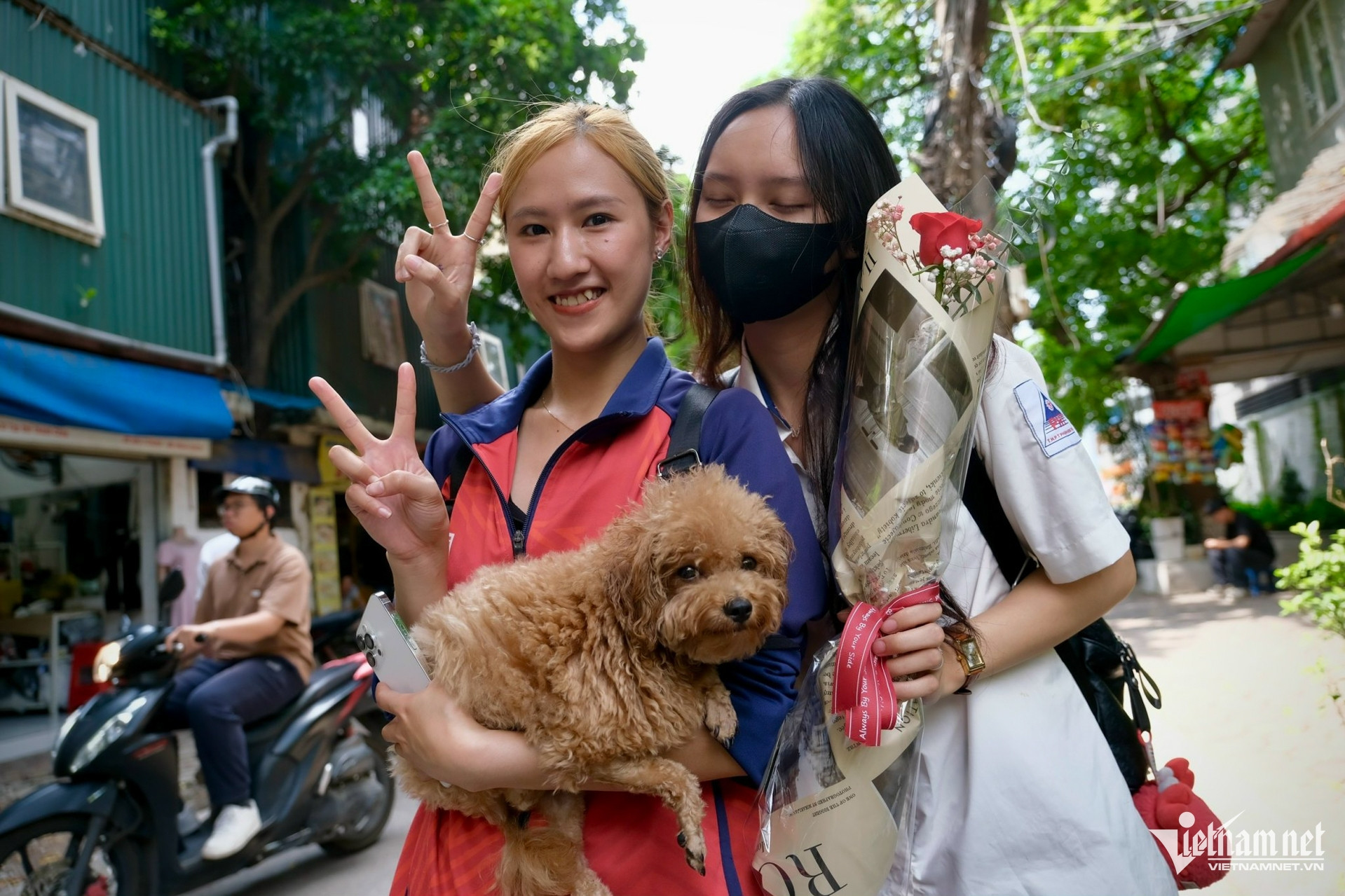 Muôn kiểu đón sĩ tử sau buổi thi Văn, người in băng rôn, nhà đưa thú cưng tới