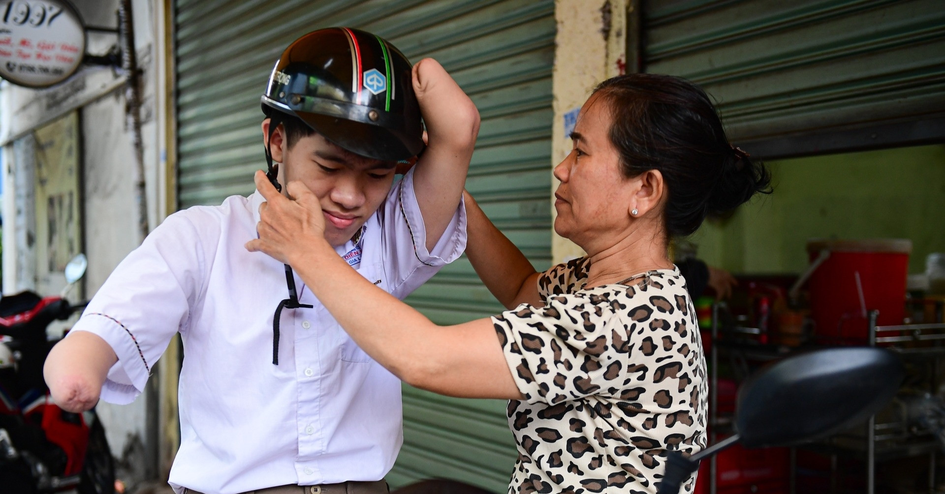 Nam sinh cụt tứ chi dùng cùi chỏ tự viết trọn vẹn bài thi Ngữ văn